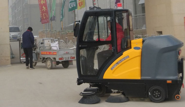 C185駕駛式掃地車服務于某小區(qū)